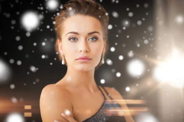 Mujer con pendientes de diamantes — Foto de Stock