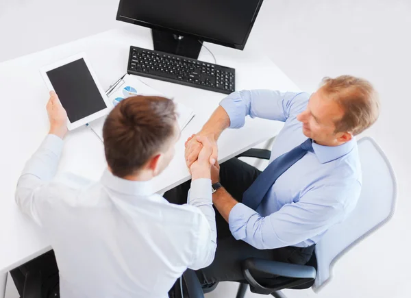 Бизнесмены пожимают руки в офисе — стоковое фото