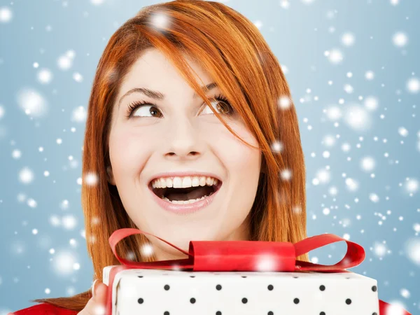 Mujer feliz con caja de regalo — Foto de Stock