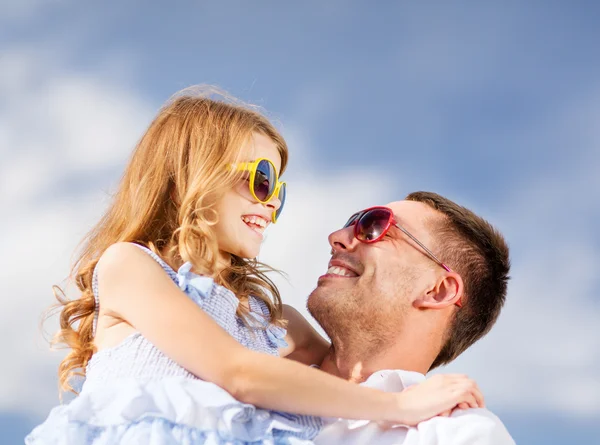 Ευτυχής πατέρας και παιδί σε γυαλιά ηλίου πάνω από το γαλάζιο του ουρανού — Φωτογραφία Αρχείου