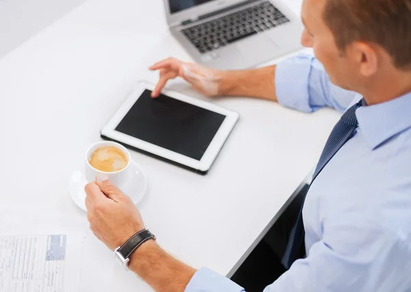 Uomo d'affari con tablet pc e caffè in ufficio — Foto Stock