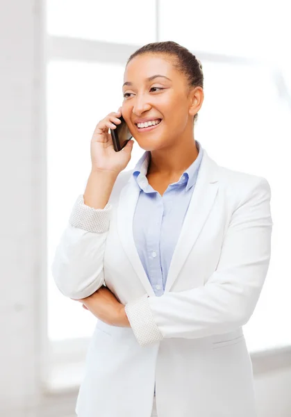 Empresária africana com smartphone no escritório — Fotografia de Stock