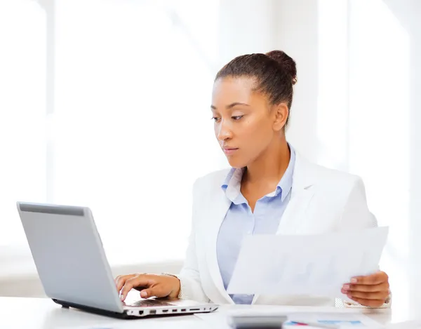 Geschäftsfrau arbeitet mit Computer im Büro — Stockfoto