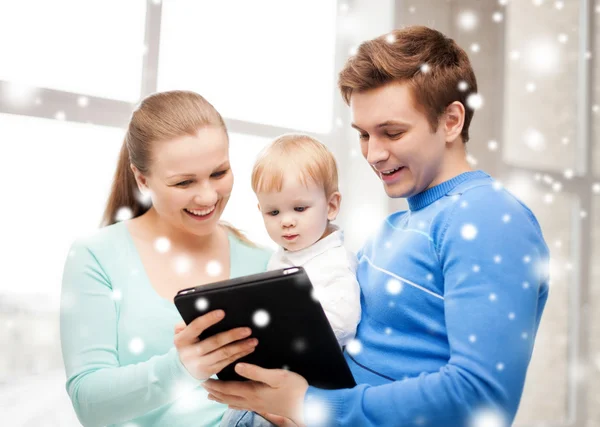 Los padres y el bebé adorable con la PC tableta — Foto de Stock