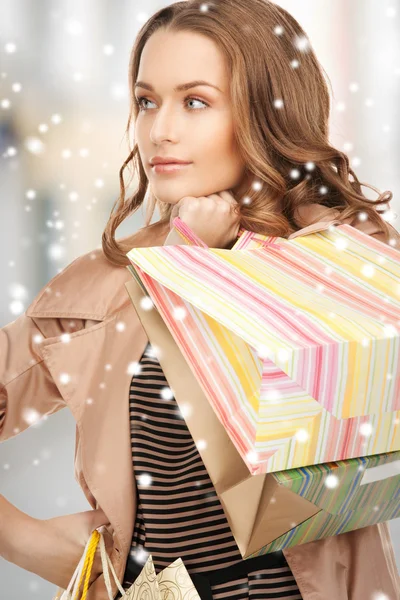 Mulher com sacos de compras em ctiy — Fotografia de Stock