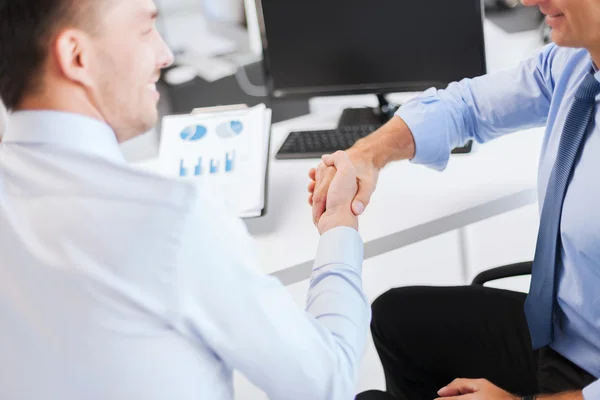 Hombres de negocios estrechando la mano en la oficina — Foto de Stock