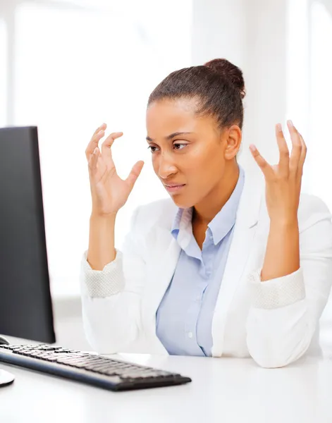 Mujer africana estresada con computadora —  Fotos de Stock