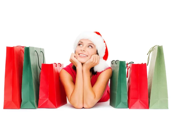 Vrouw in rode shirt met shopping tassen — Stockfoto