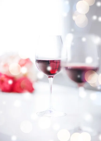 Wine glasses on the table in restaurant — Stock Photo, Image