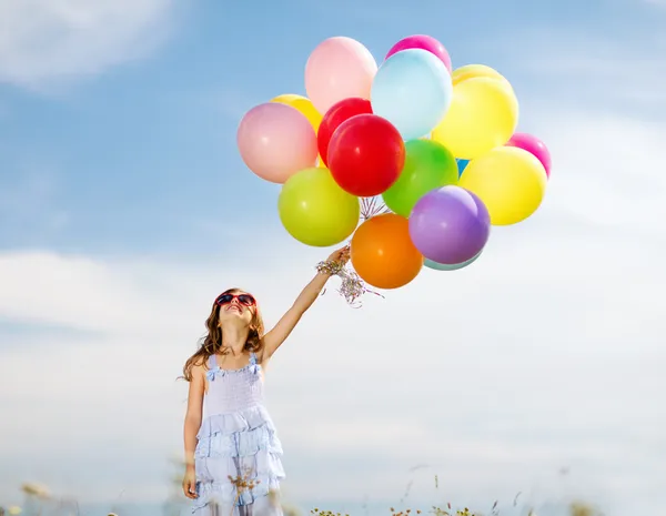 Glad tjej med färgglada ballonger — Stockfoto