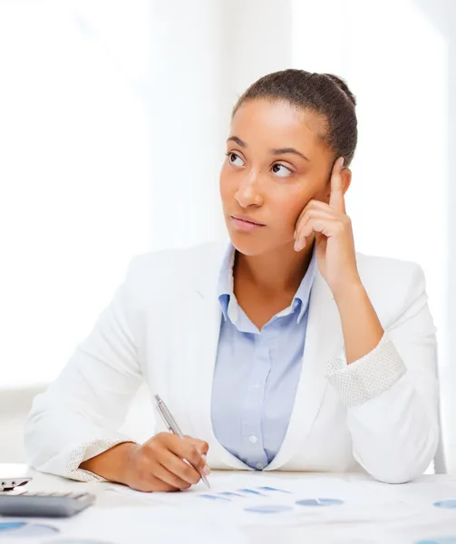 Affärskvinna som arbetar med miniräknare i office — Stockfoto