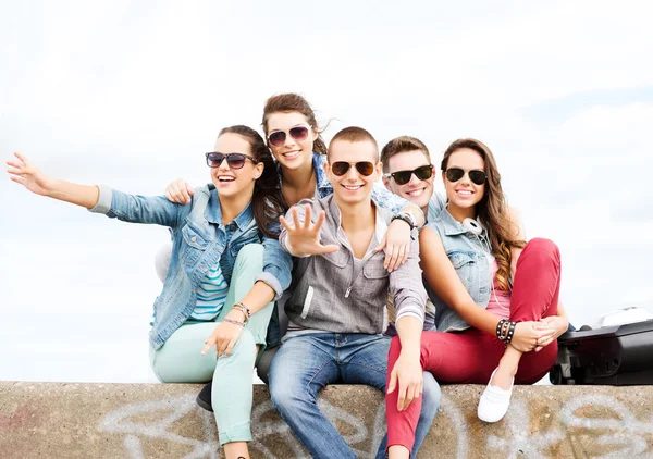 Grupo de adolescentes pasando el rato — Foto de Stock