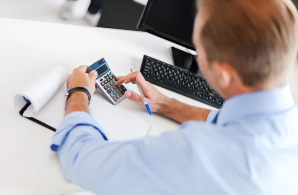 Affärsman med bärbara datorer och miniräknare — Stockfoto