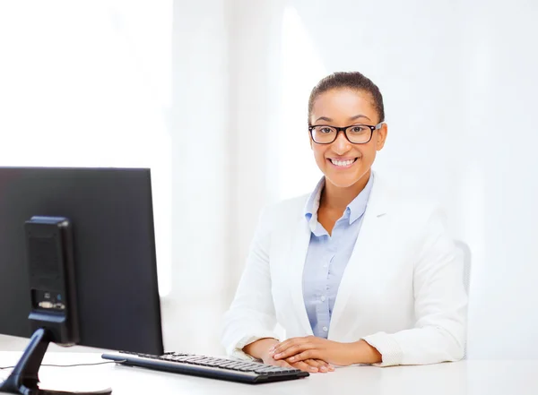 African businesswoman with computer in office — Stock Photo, Image