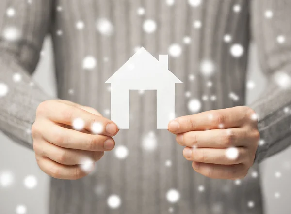 Man met papier huis — Stockfoto