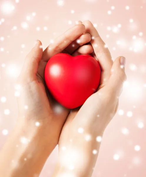 Mani donna con cuore — Foto Stock