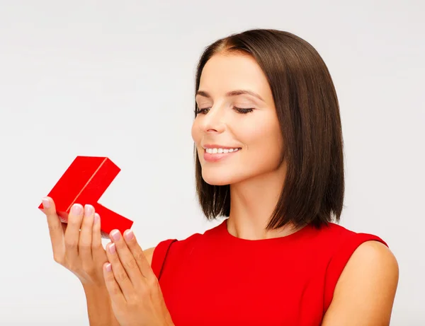 Donna sorpresa in abito rosso con confezione regalo — Foto Stock