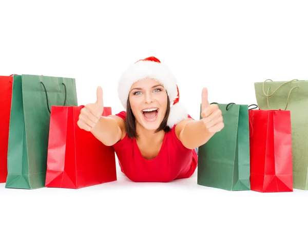 Mujer en camisa roja con bolsas de compras — Foto de Stock