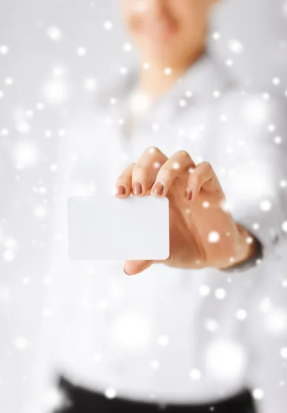 Empresária mostrando cartão em branco — Fotografia de Stock