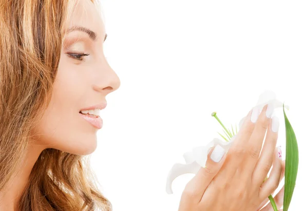 Mujer encantadora con flor de lirio blanco — Foto de Stock