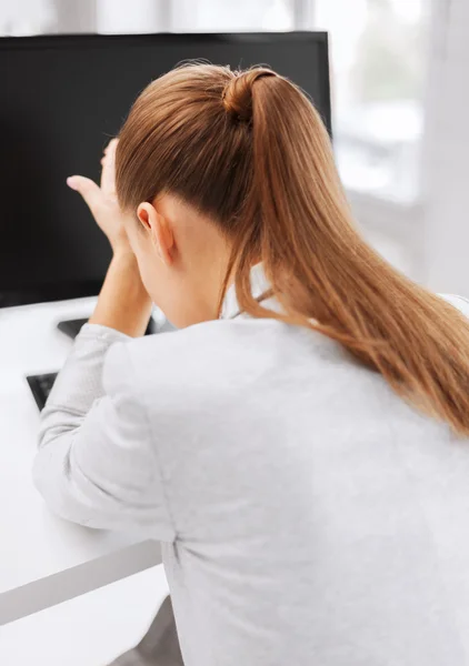 Gestresste Frau mit Computer — Stockfoto