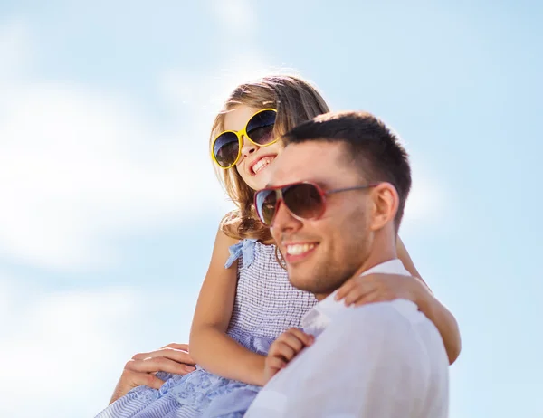 Pai feliz e criança em óculos de sol sobre o céu azul — Fotografia de Stock