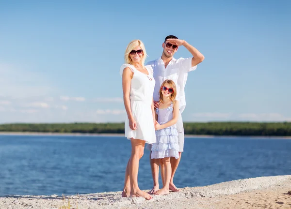 Famille heureuse avec ciel bleu — Photo