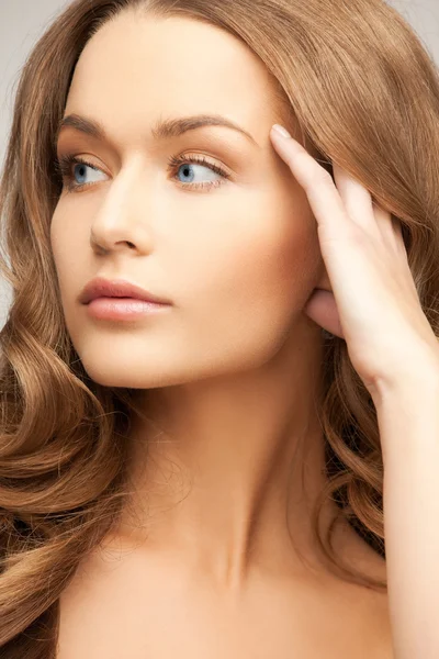 Mulher bonita com cabelo comprido — Fotografia de Stock