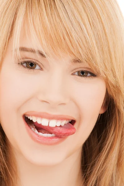 Adolescente chica sobresaliendo de su lengua — Foto de Stock