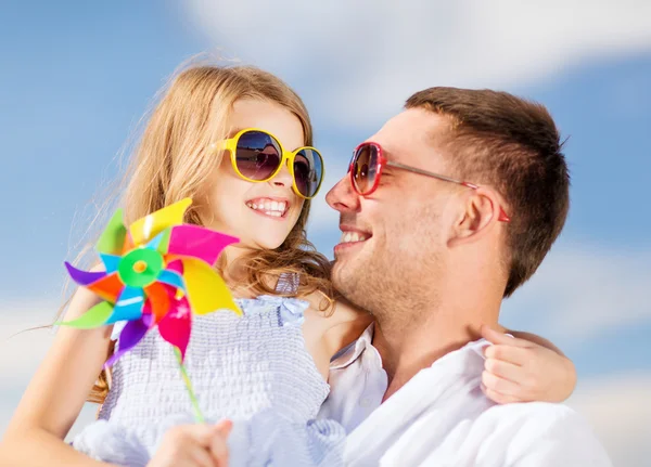 Glücklicher Vater und Kind mit Sonnenbrille über blauem Himmel — Stockfoto