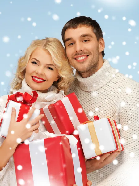 Happy man and woman with many gift boxes — Stockfoto