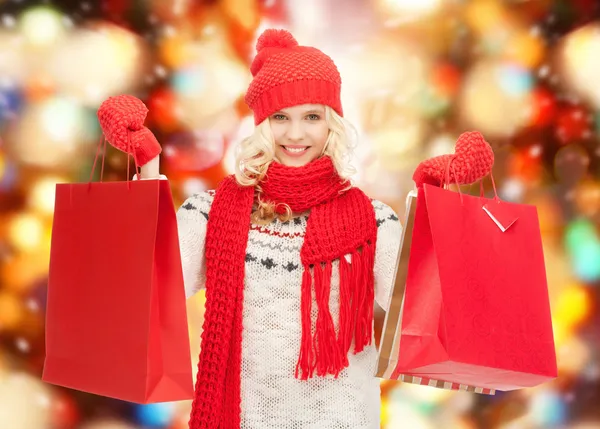 Tienermeisje in winterkleren met shopping tassen — Stockfoto