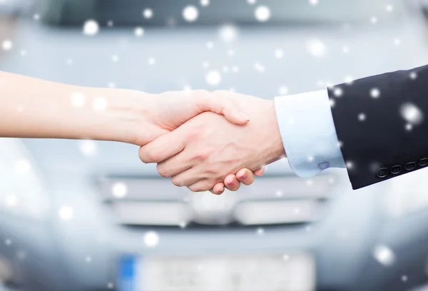 Customer and salesman shaking hands — Stock Photo, Image