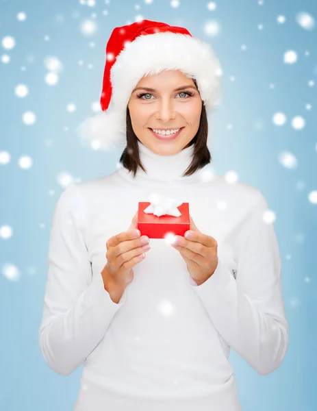 Mujer sonriente en sombrero de santa con caja de regalo pequeña — Foto de Stock