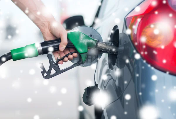 Uomo pompaggio benzina carburante in auto al distributore di benzina — Foto Stock