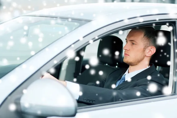 Geschäftsmann am Steuer eines Autos — Stockfoto