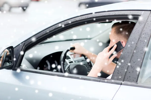 Adam araba kullanırken telefonu kullanıyor. — Stok fotoğraf