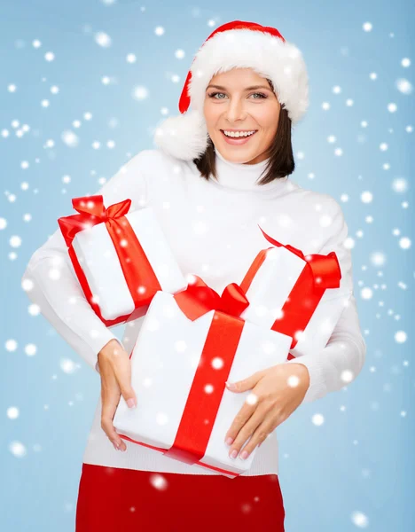 Cappello donna in Babbo Natale con tante confezioni regalo — Foto Stock