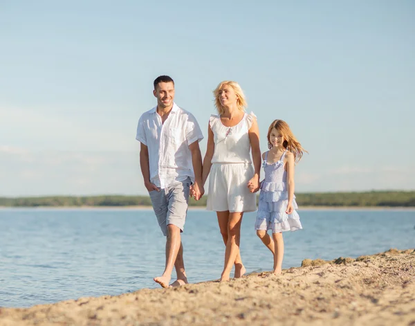 Familia feliz en la orilla del mar — Foto de Stock