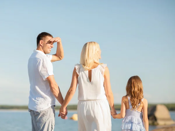 Família feliz à beira-mar — Fotografia de Stock