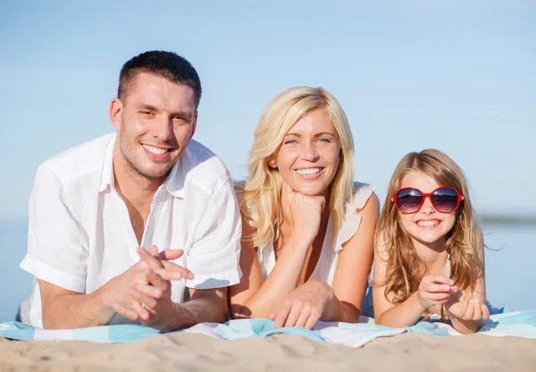 Lycklig familj på stranden — Stockfoto