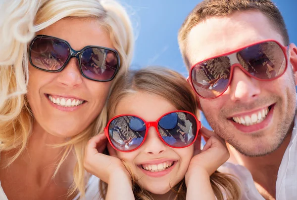 Lycklig familj med blå himmel — Stockfoto