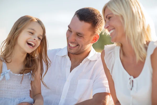 Birtoklás egy piknik a boldog család — Stock Fotó