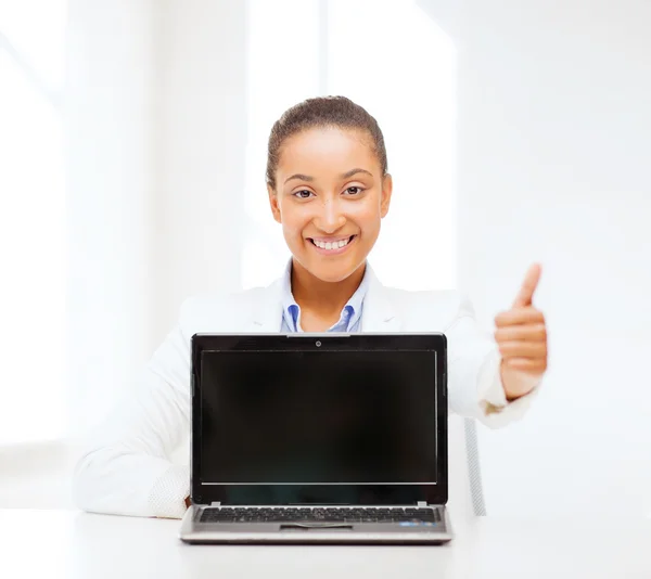 Mujer sonriente con ordenador portátil — Foto de Stock