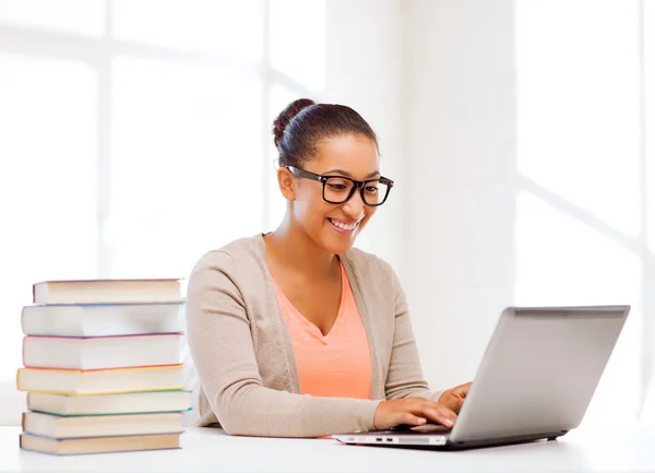 International student girl with laptop at school — Stock Photo, Image