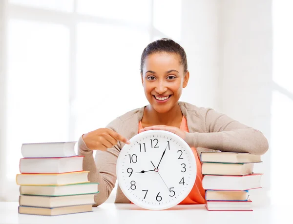 Femme attrayante avec horloge blanche — Photo