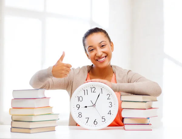 Femme attrayante avec horloge blanche — Photo