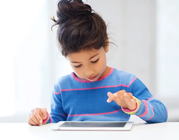 Ragazza con tablet pc a casa — Foto Stock