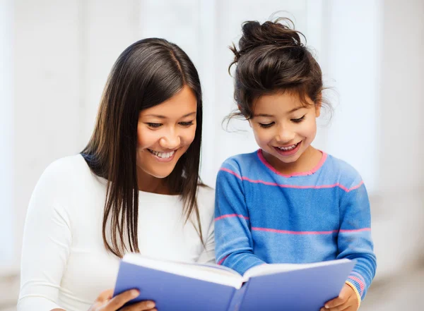 Mor och dotter med bok — Stockfoto