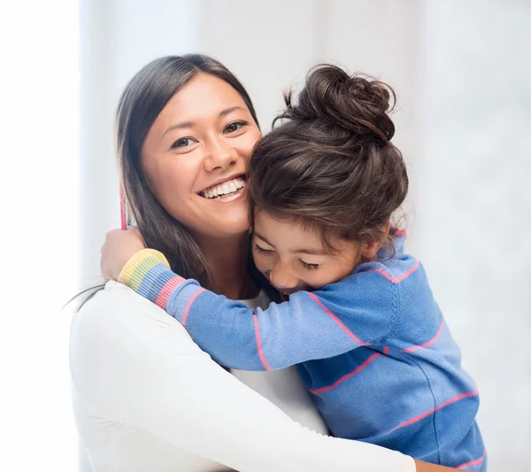 Abrazando a madre e hija —  Fotos de Stock